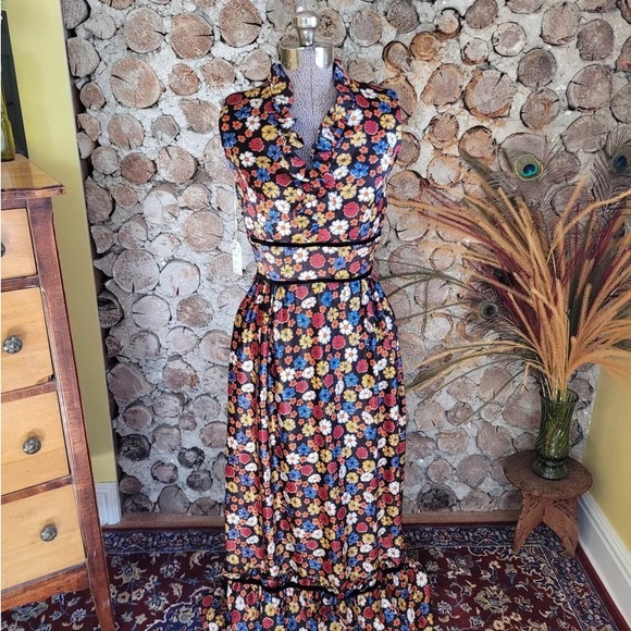 Vintage Dresses & Skirts - Vintage 1970's. Floral maxi velvet detail, ruffled neckline. US8P